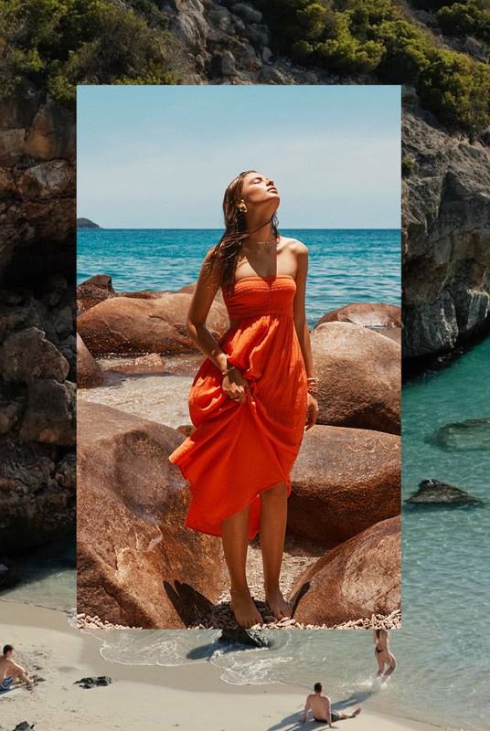 Modelo usando biquíni branco com lenço na cabeça estilo mediterrâneo