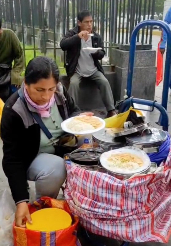 Peruana descubre el truco para no lavar los trastes de los taqueros mexicanos