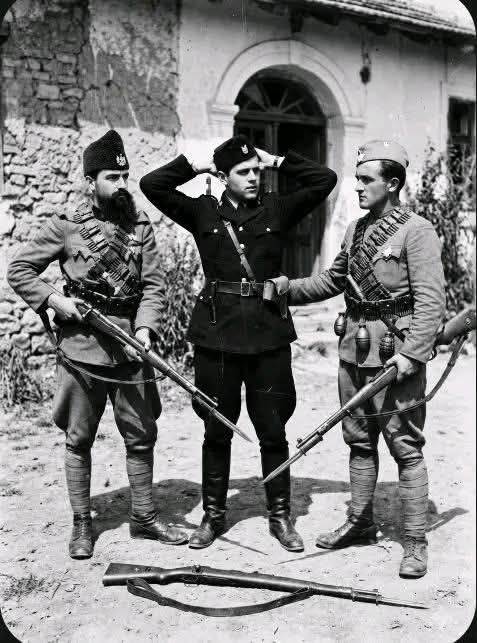 [Слика: Cetnici-i-zarobljen-ustasa-Smremska-Mitr...ladine.jpg]
