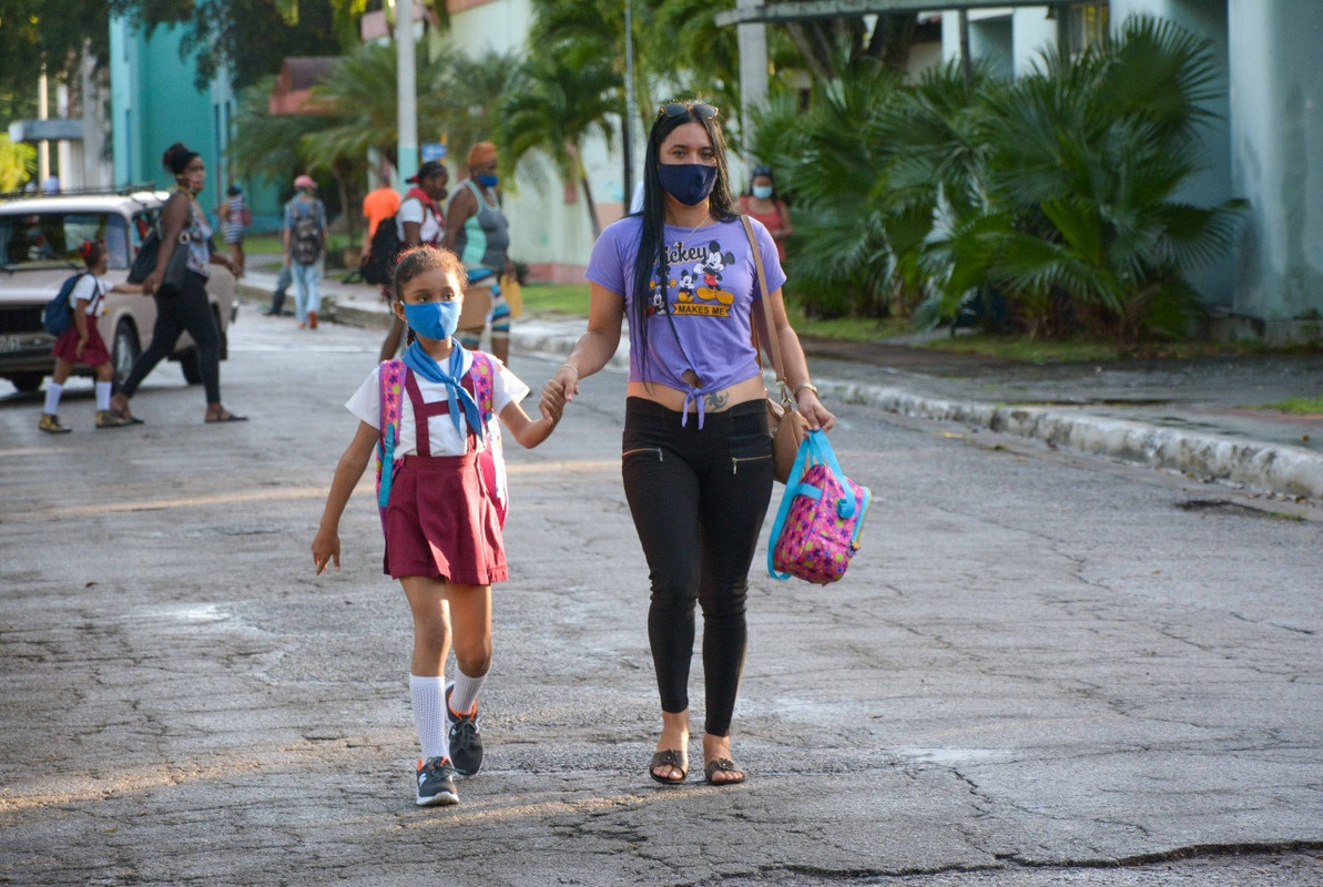 Cuba reinicia clases y vacunaciones en jóvenes de entre 16 a 18 años