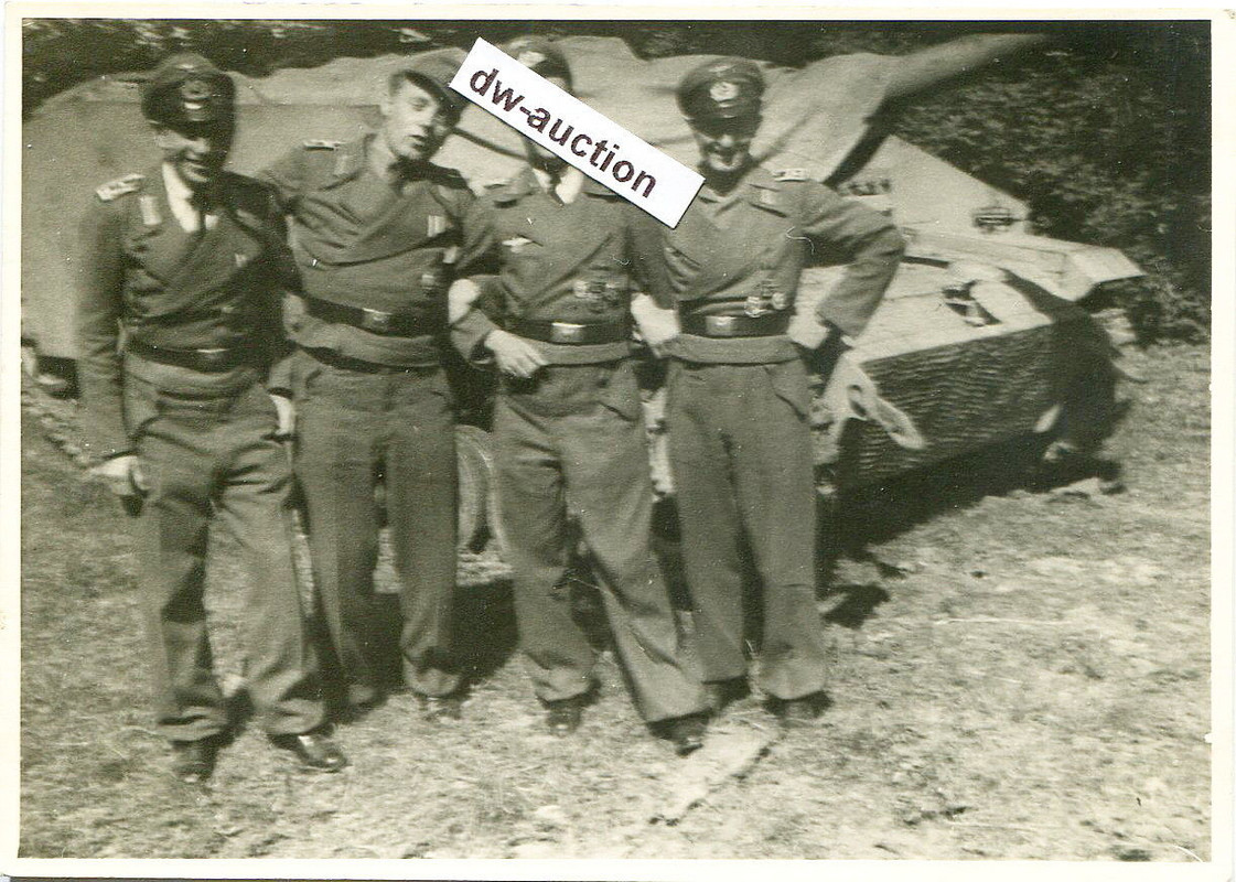 Soldaten vor Sturmgeschütz Langrohr bei Arnheim 