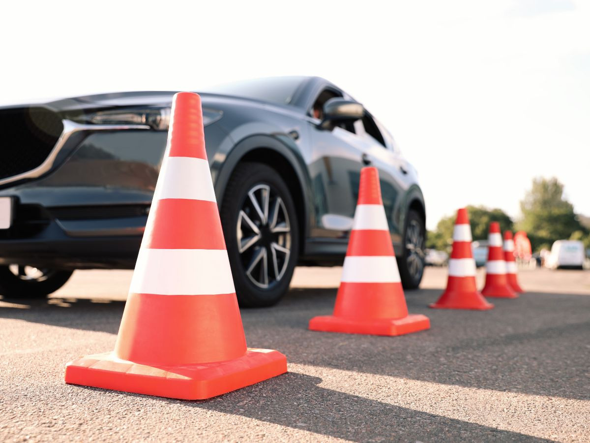 Élève au volant d'une voiture