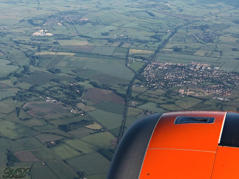airplane-landing-Luton-HD.jpg