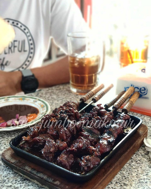 Sajian sate jumbo di Depot Makmur.