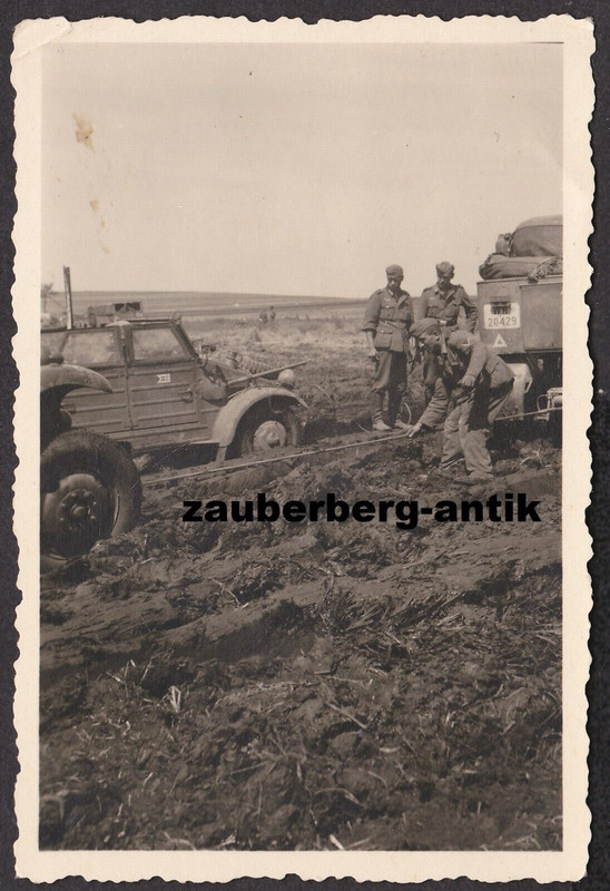 Foto Wehrmacht VW Volkswagen Kübelwagen Typ 82 im Osten Wappen 198.Inf.Div.