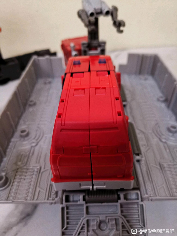 Studio-Series-86-Voyager-Ironhide-13