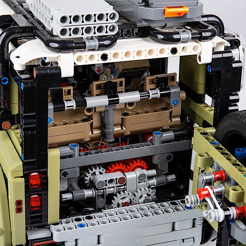 2020 Land Rover Defender LEGO Technic (8)