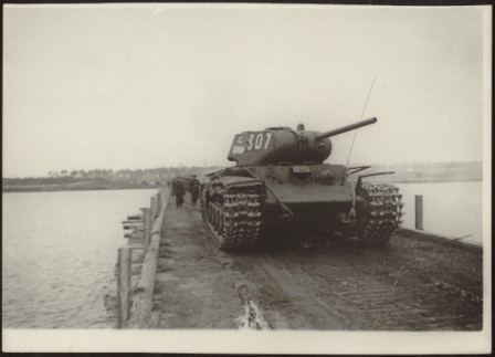 Танк им. И.Д. Папанина переправляется через р. Днепр. Из серии Боевые эпизоды бойцов 65-й армии