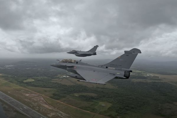 image des deux chasseur bombardier se rendant sur la cargaison image des deux chasseur bombardier se rendant sur la cargaison