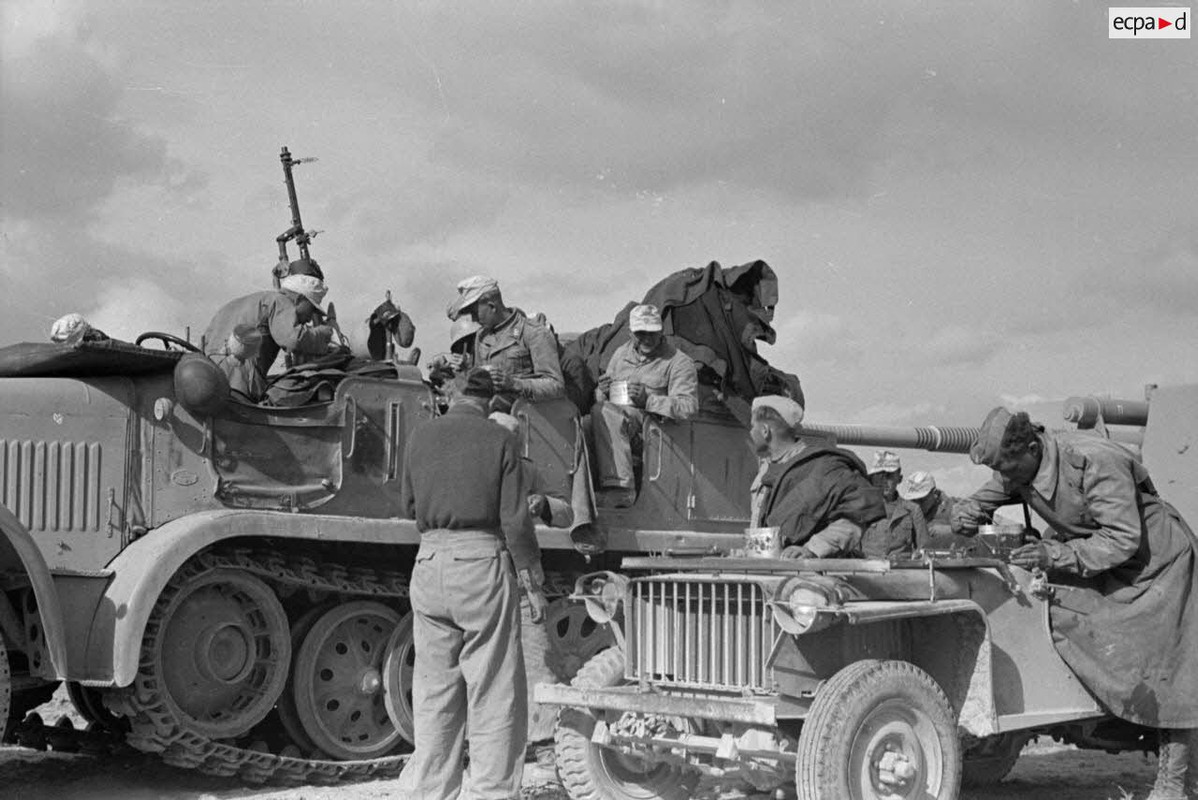 Une jeep Bantam (40 BRC) capturée est utilisée par des artilleurs de la FlaK.