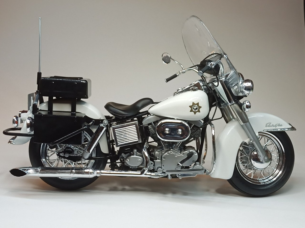 1/8 Harley-Davidson Electra Glide Police Bike / Revell H
