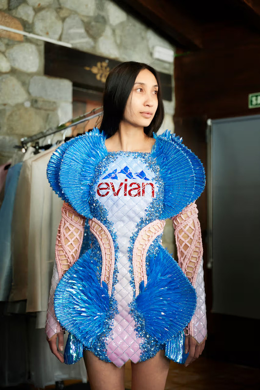 Balmain x Evian, la nuova co-lab per la SS23 Balmain x Evian, la nuova co-lab per la SS23