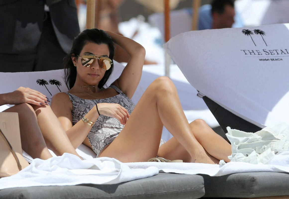 Kourtney-Kardashian-Sunbathing-3