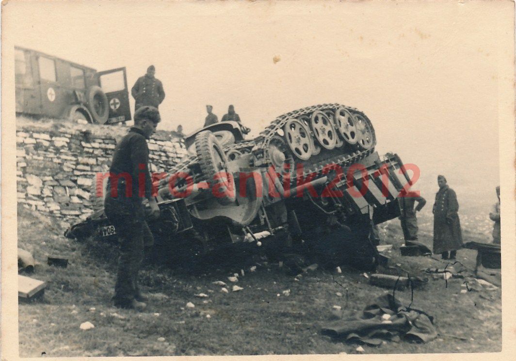 Foto, Wehrmacht, Sanka vor Ort, Halbkette verunglückt,