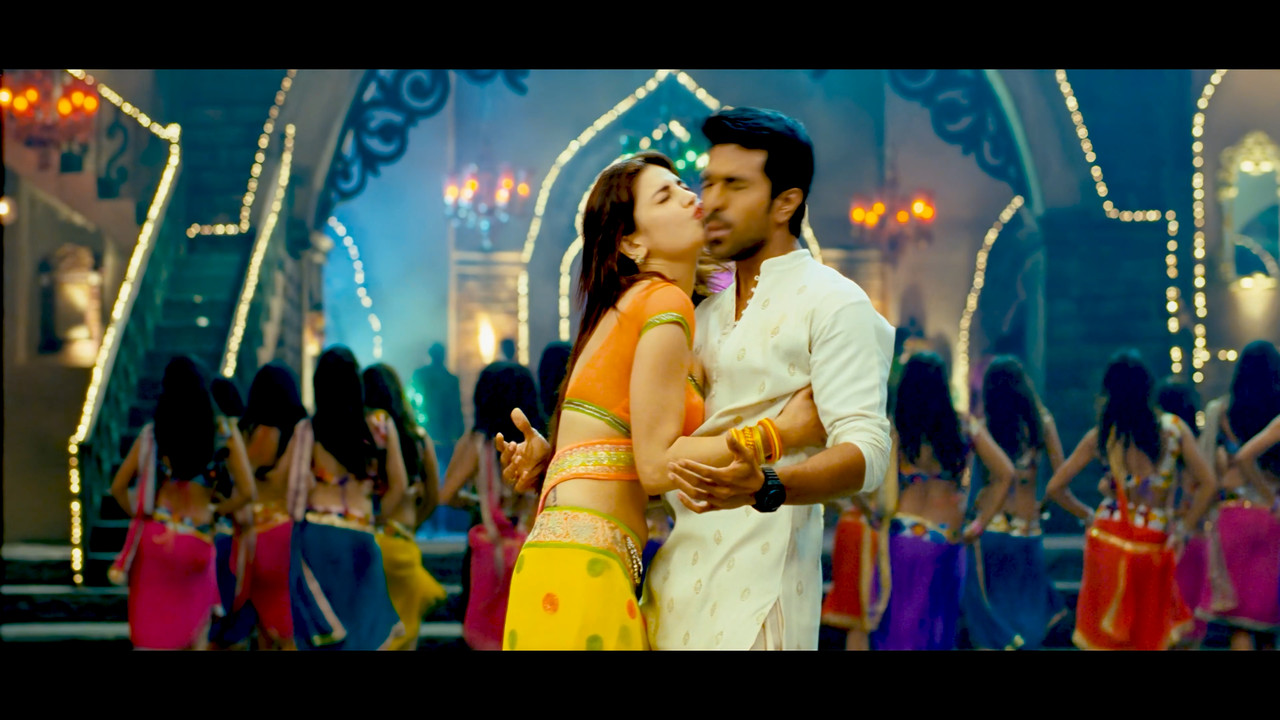 Shruti Haasan From Yevadu Hot Song 4K.mp4_snapshot_03.56.354
