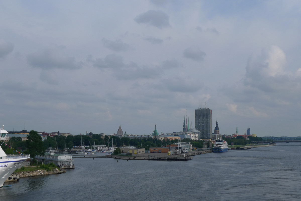Единственная моя претензия к этому фотоаппарату - у него не очень сильное увеличение. Единственная моя претензия к этому фотоаппарату - у него не очень сильное увеличение.
