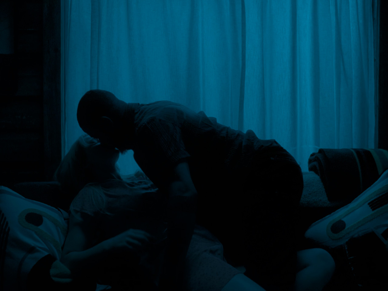 J Law Die My Love pt2 00 01 19 14 Still007