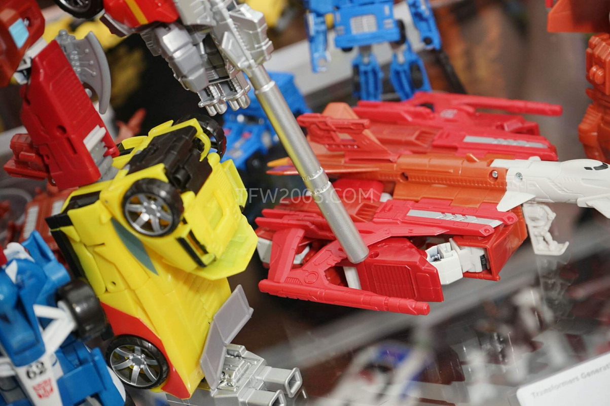 SDCC2015-Hasbro-Case-Transformers-Combiner-Wars-