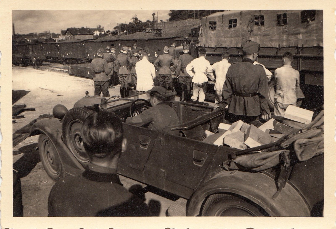 Wehrmacht PKW Kübelwagen am Bahnhof schöne Persp