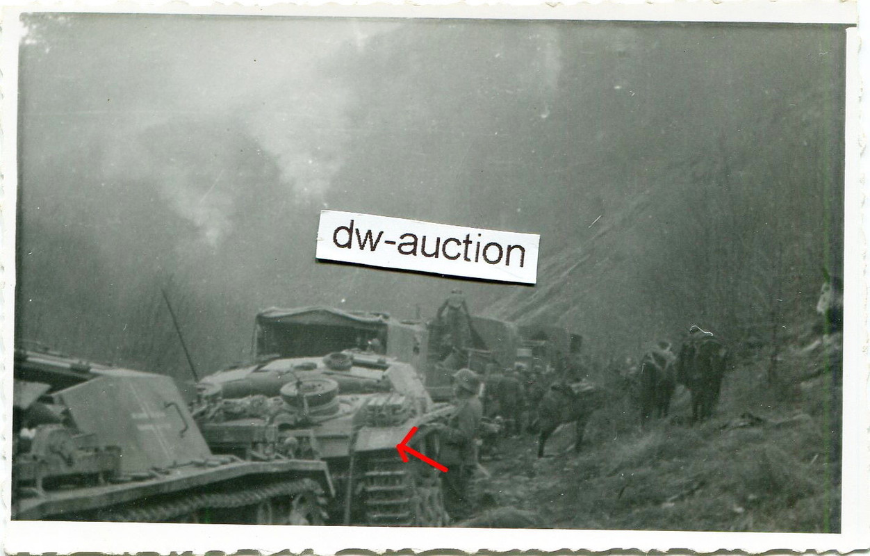 Sturmgeschütz mit Kennung Wappen im Einsatz in J