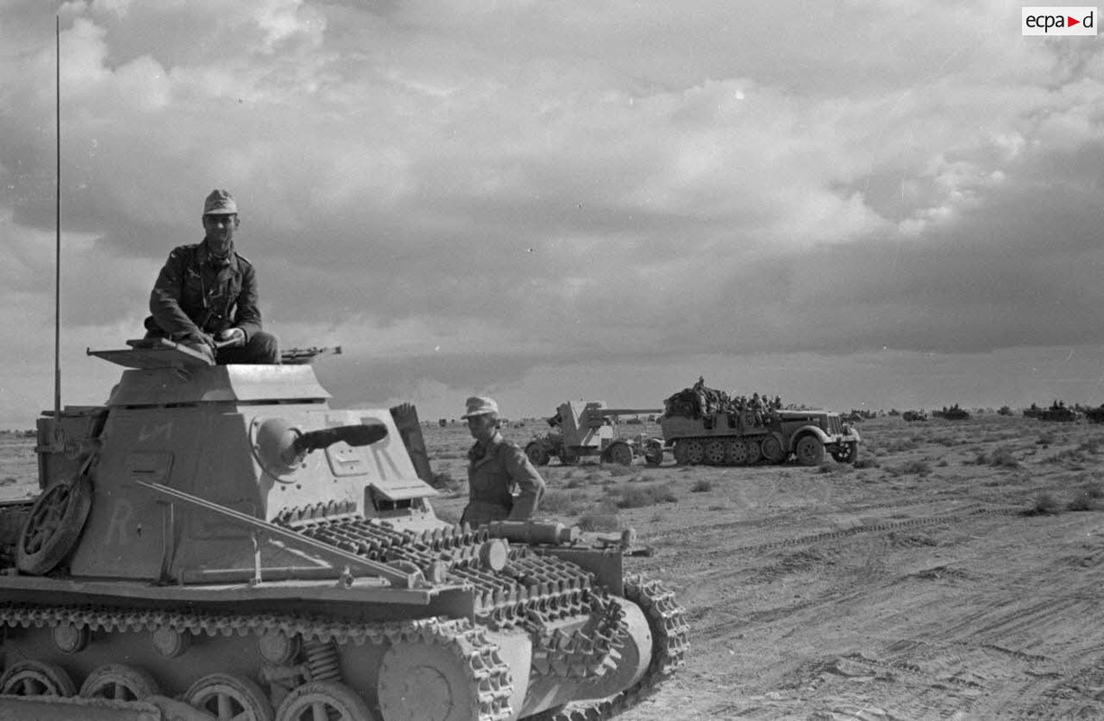 Un char de commandement (Befehlpanzer I) du Panzer-Regiment 8..,