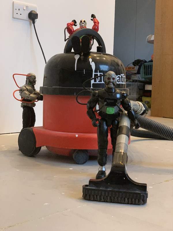 Robots using the vacuum cleaner. 098-B9860-51-BC-4019-8032-983-B4296505-E