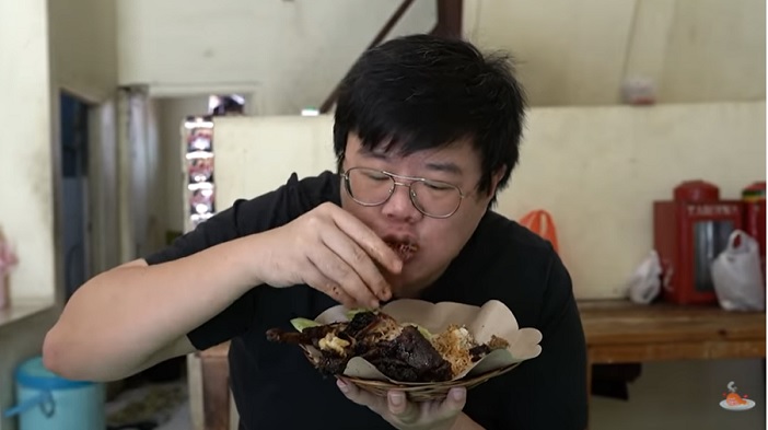 Anak Kuliner saat mencoba bebek hitam di Warung Nasi Bebek Pak Munawi.