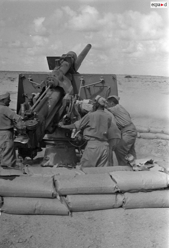 Une pièce de 8,8 cm FlaK-37 en action.
