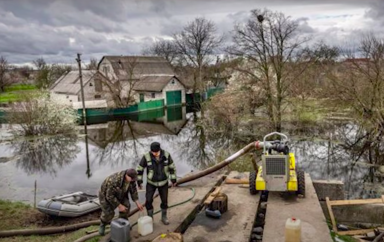 Ucranianos inundan su aldea para frenar el paso de las tropas de Rusia