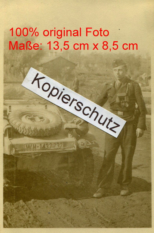 schwere Panzer-Abteilung 502 Tiger , Soldat vor Kübelwagen