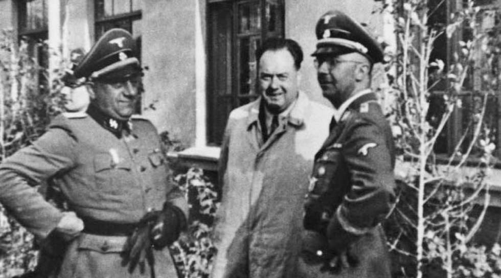 El Comandante del tren Sepp Tiefenbacher, Felix Kersten, fisioterapeuta de Himmler,  y Himmler en el campamento del tren delante del barracón de oficinas de Himmler