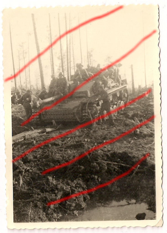 Sturmgeschütz STUG III mit aufgesessenen Soldate