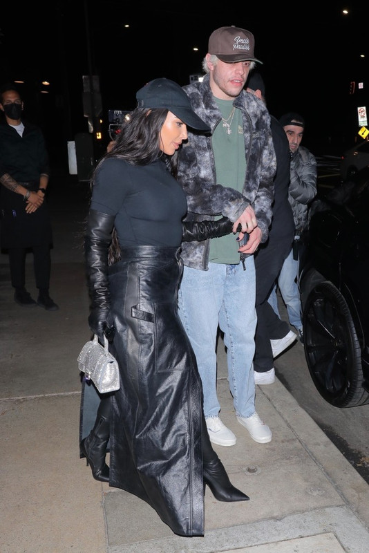 Kim Kardashian cuelga botas navideñas para Kanye West en medio del divorcio