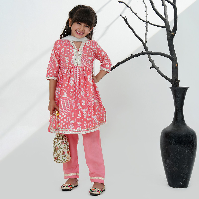 Girls Cotton 3/4th Sleeves Kurta Pajama Set Floral Printed Girls Suit Set - Picture 4 of 22