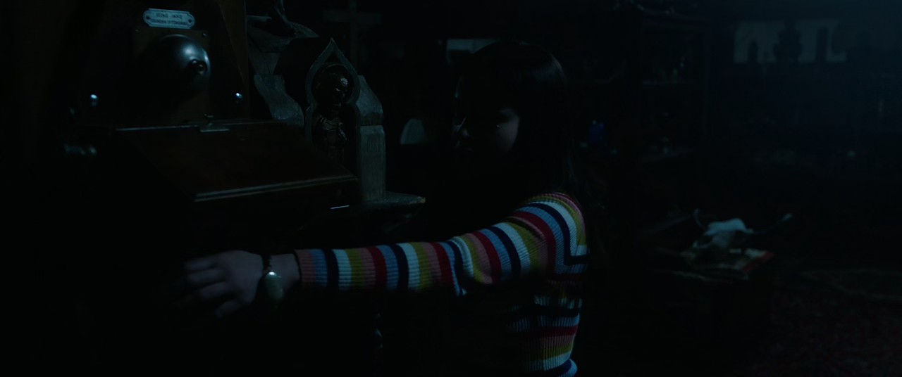 Annabelle-Comes-Home-2019-Hindi-English-Blu-Ray-720p-HEVC-EAC3-8ch-MSub-mkv-0005