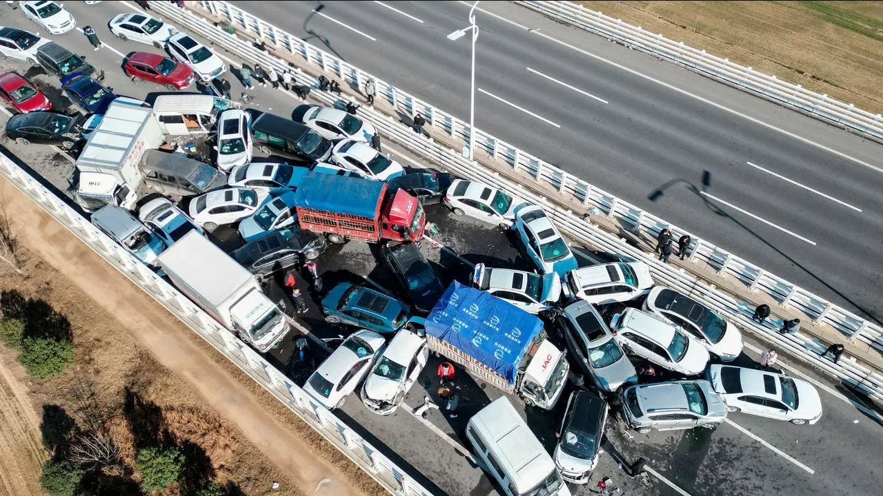 Niebla genera carambola masiva: 200 autos chocan en China