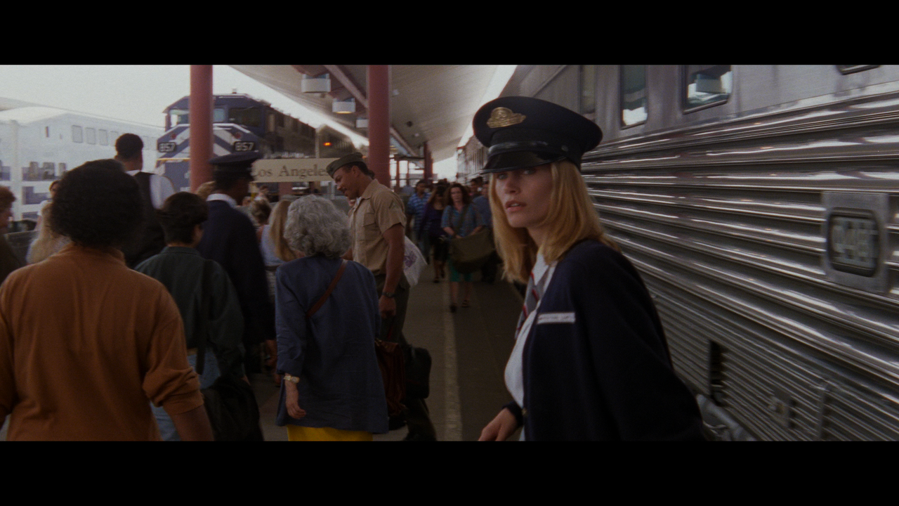 Species.1995.2160p.BDREMUX.HEVC.HDR.DoVi-Нечипорук.mkv_snapshot_00.24.20.791