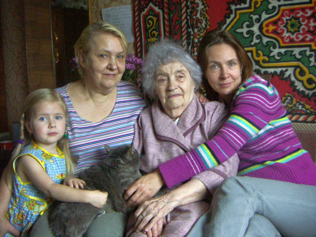 Единственное такое наше фото. Варе 3 и 10, маме почти 58, бабушке 87, мне 36 и 7, как и заявлено Единственное такое наше фото. Варе 3 и 10, маме почти 58, бабушке 87, мне 36 и 7, как и заявлено