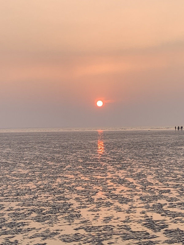 जिथे सागरा धरणी मिळते