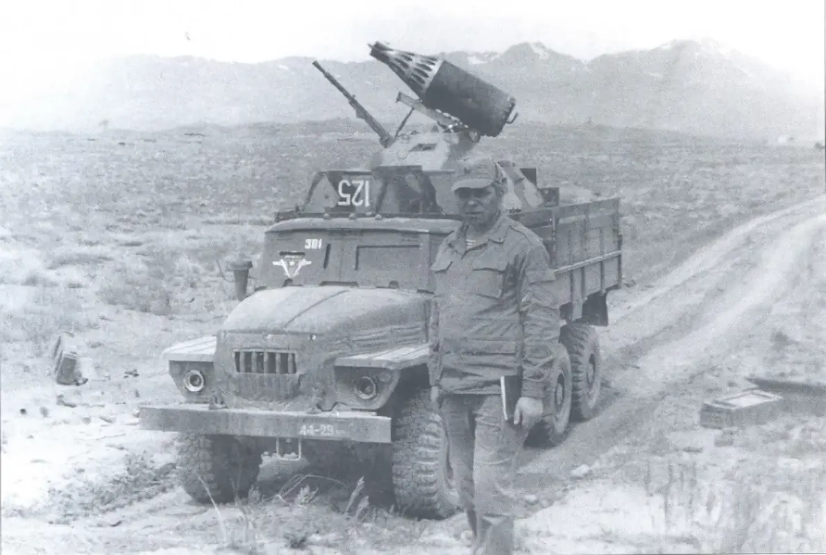 Divers insolite - Page 5 Afga-Camion-d-artillerie-avec-tourelle-BTR-2-et-nacelle-de-roquettes
