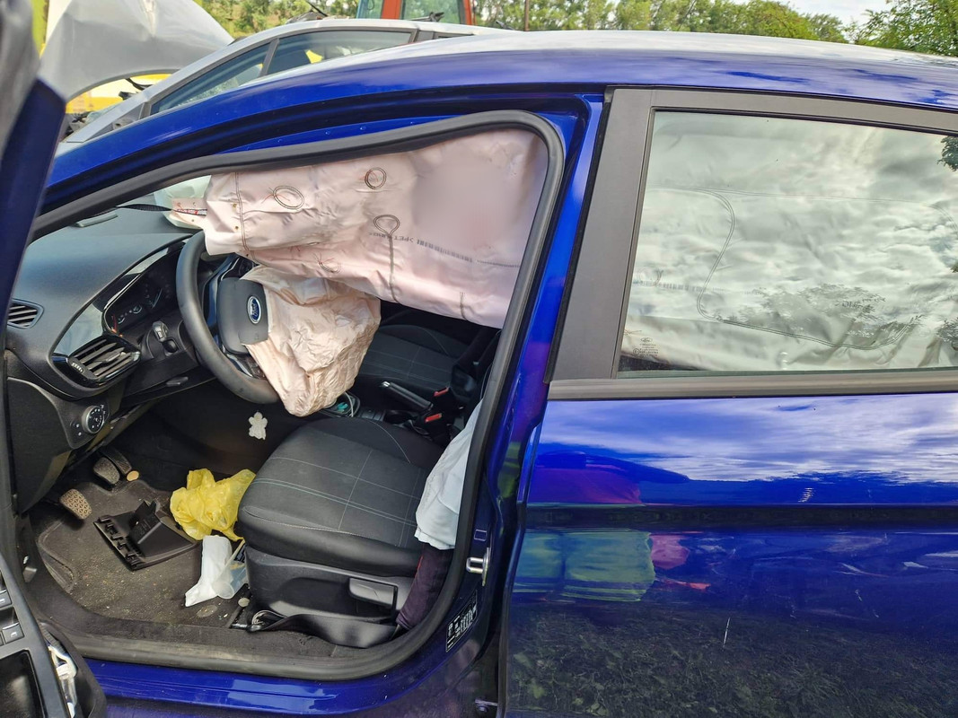 Vezetéstől eltiltott 19 éves sofőr okozott balesetet luxusautójával az Egér  úton – baleset-info.hu