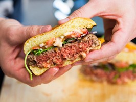 Компания Impossible Foods получила разрешение FDA на продажу заменителя мяса в продовольственных магазинах США