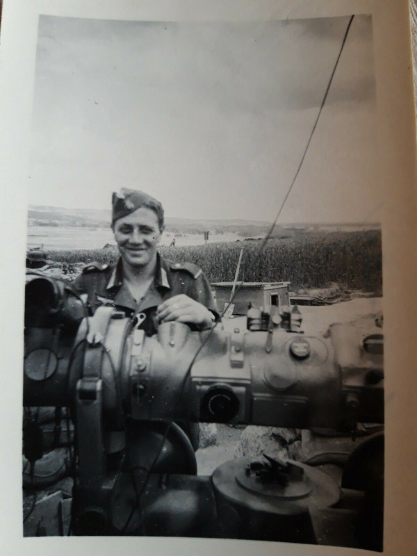 8,8 cm Flak in Epernay Frankreich 1944 , Soldat am Kommandogerät 40