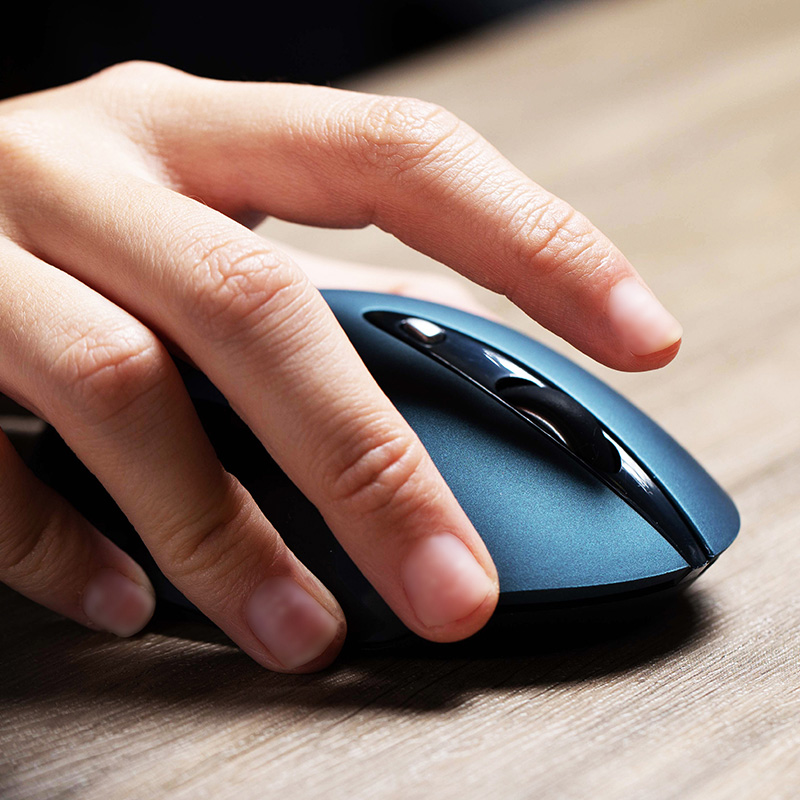 Mouse silencioso KlipXtreme Ghostouch en un ambiente de trabajo silencioso.