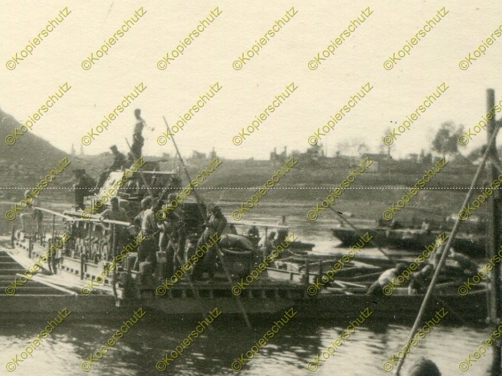 Foto, Panzer-Regiment 18, Panzer III auf Fähre, 