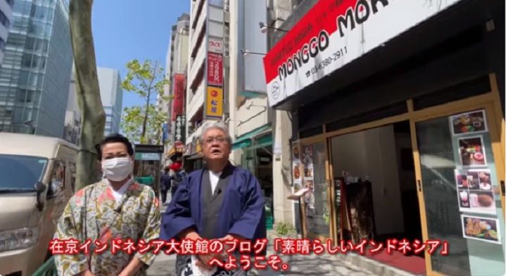 Duta Besar Indonesia untuk Jepang Heri Akhmadi bersama sang istri Nuning Akhmadi di depan Warteg Monggo Moro.