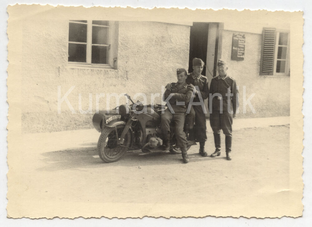 Foto Wehrmacht Luftwaffe Motorrad BMW Zündapp vor Kaserne