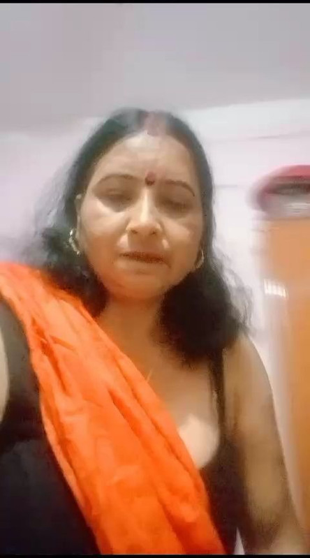 Tamil Aunty Undressing and Fingering