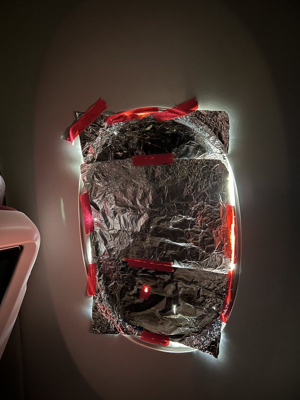 Tripulación de un avión arregló con cinta la falta de una persiana