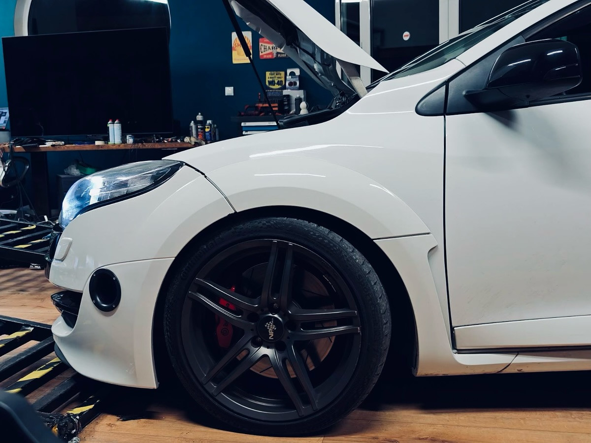 Megane RS intake and turbo hardware